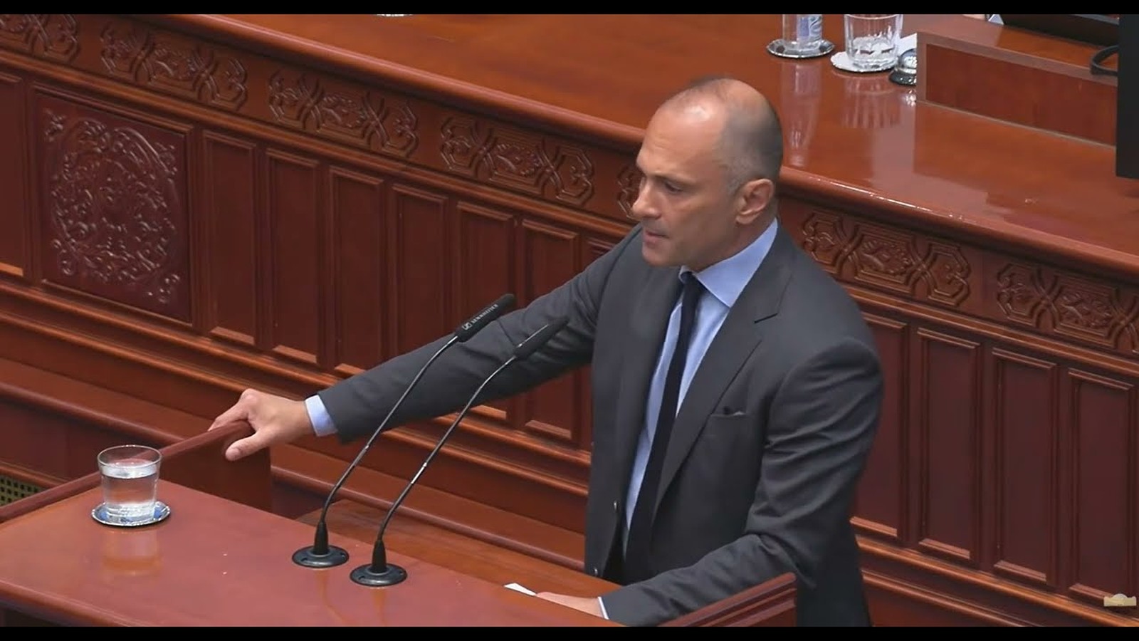 Филипче пред Мицкоски: Водата е загадена во пола држава, а вие немате одговор