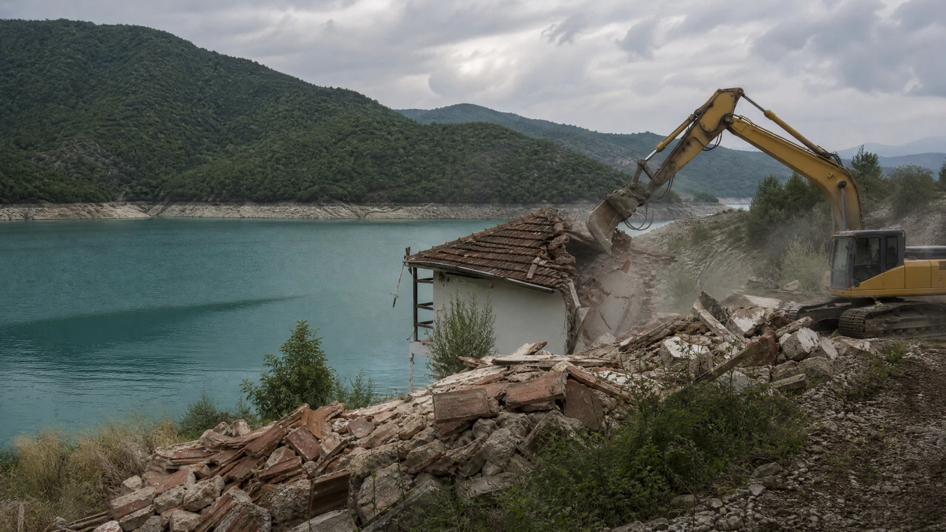 Багери на „Албанската плажа“: Косово урна 11 викендици на Срби крај езерото Уjман — Брисел предупредува за „сериозен проблем со владеењето на правото“