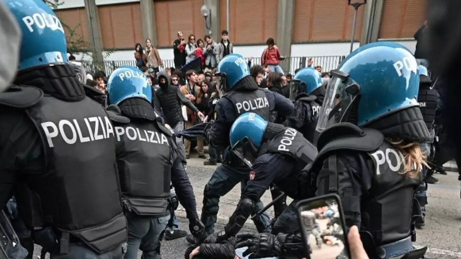 371 приведен на протестите низ Италија, откриен организаторот на Движењето 17 октомври