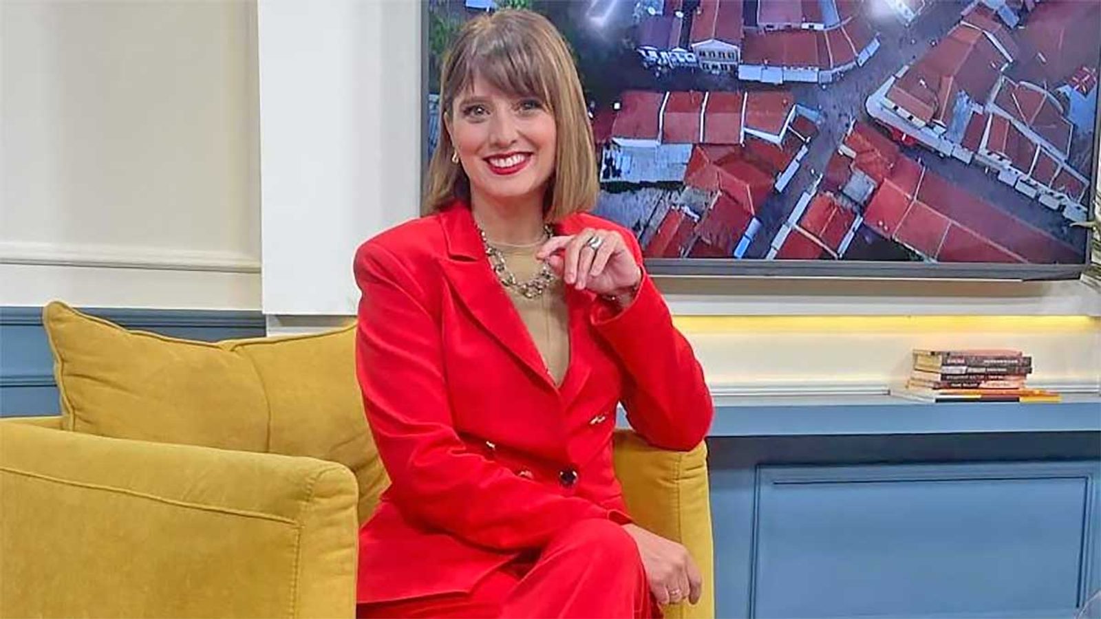 Александра Пановска Илиевска во елегантен црн костим на летување