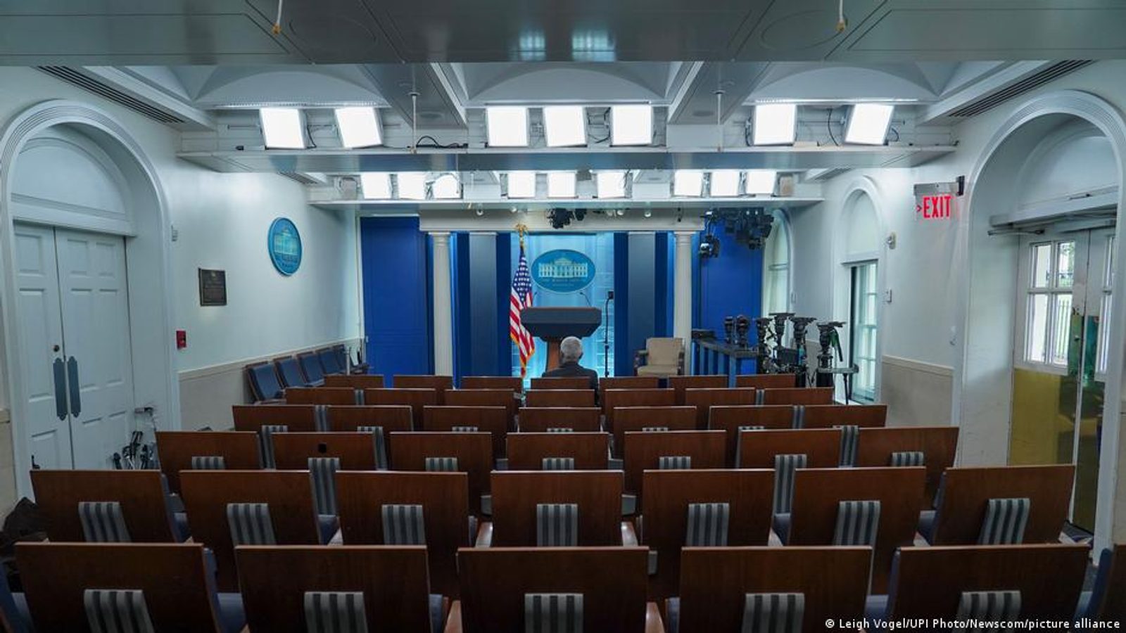 Американски телевизии го ограничуваат директното известување за Трамп по исфрлањето на Си-Ен-Ен, МС Нао и Политико