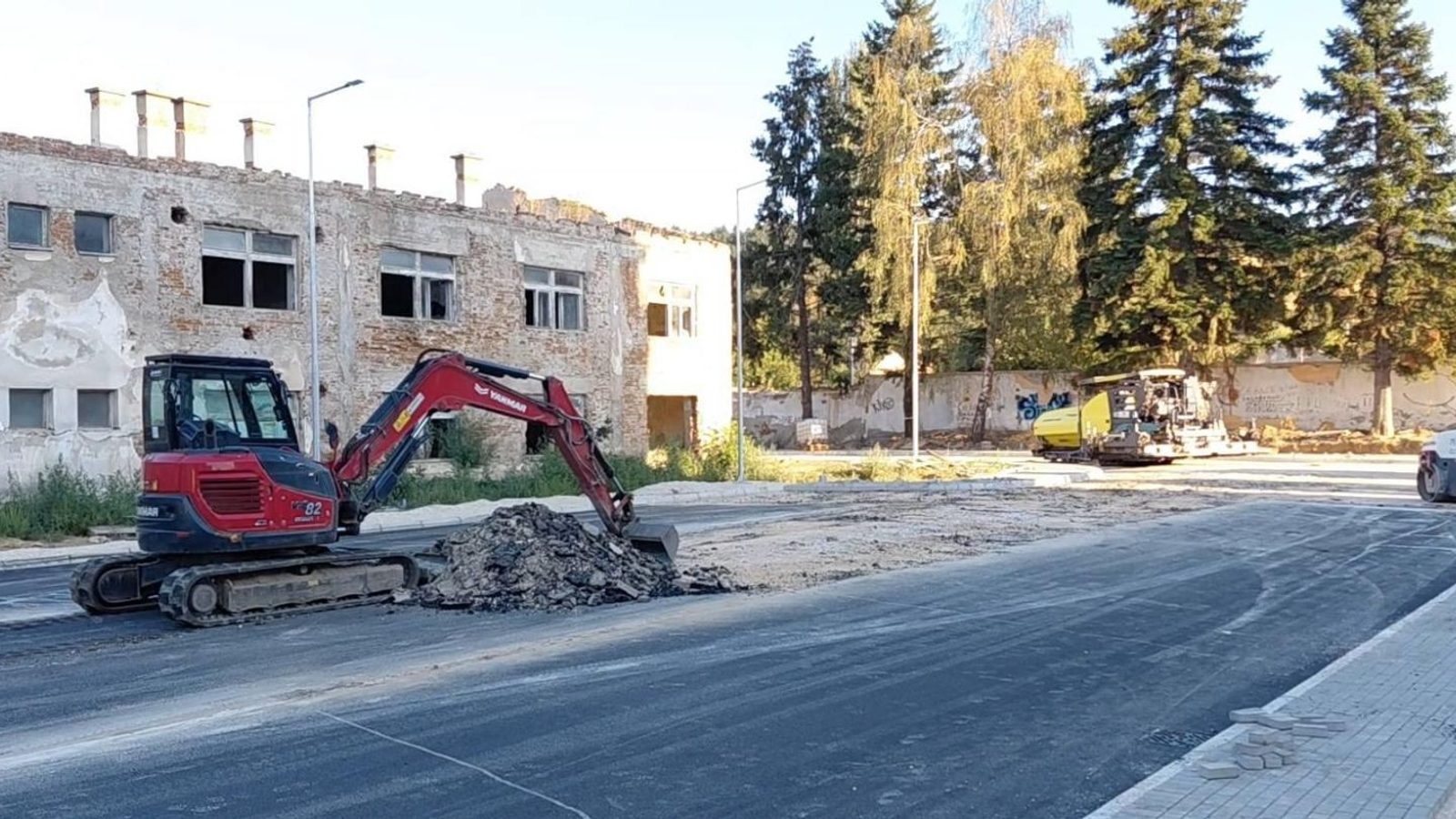 Асфалтот на улицата СТУ 3 во битолската касарна раскопан еден ден по асфалтирањето