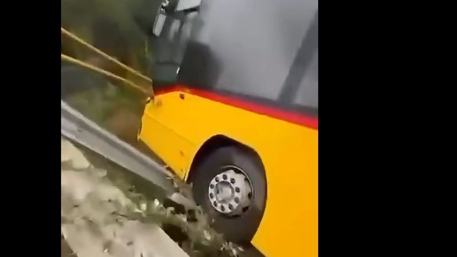 Автобус излетал од патот кај Стенче во општина Брвеница