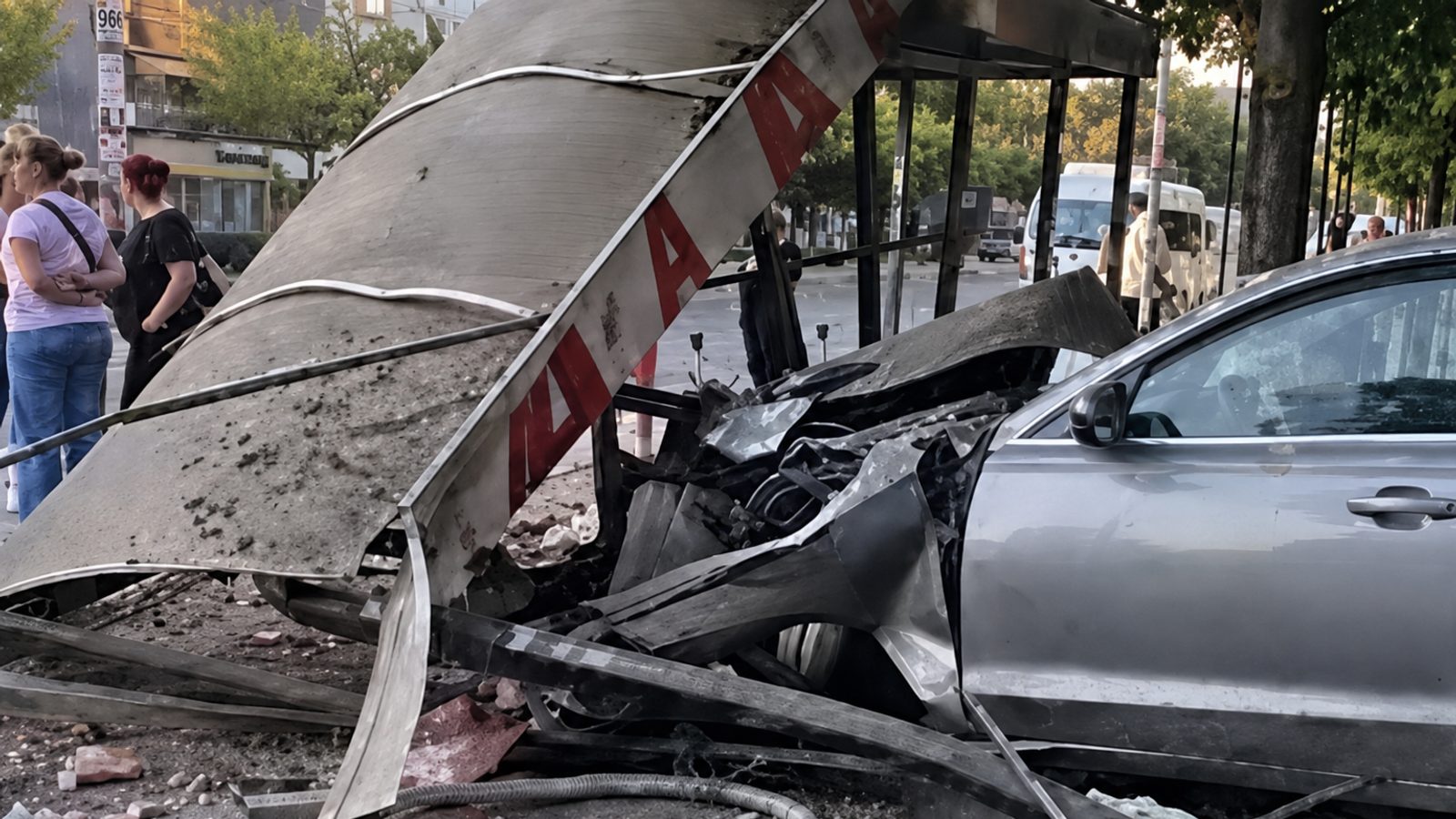 Автомобил ја уништи автобуската постојка на Бит-пазар, Скопје