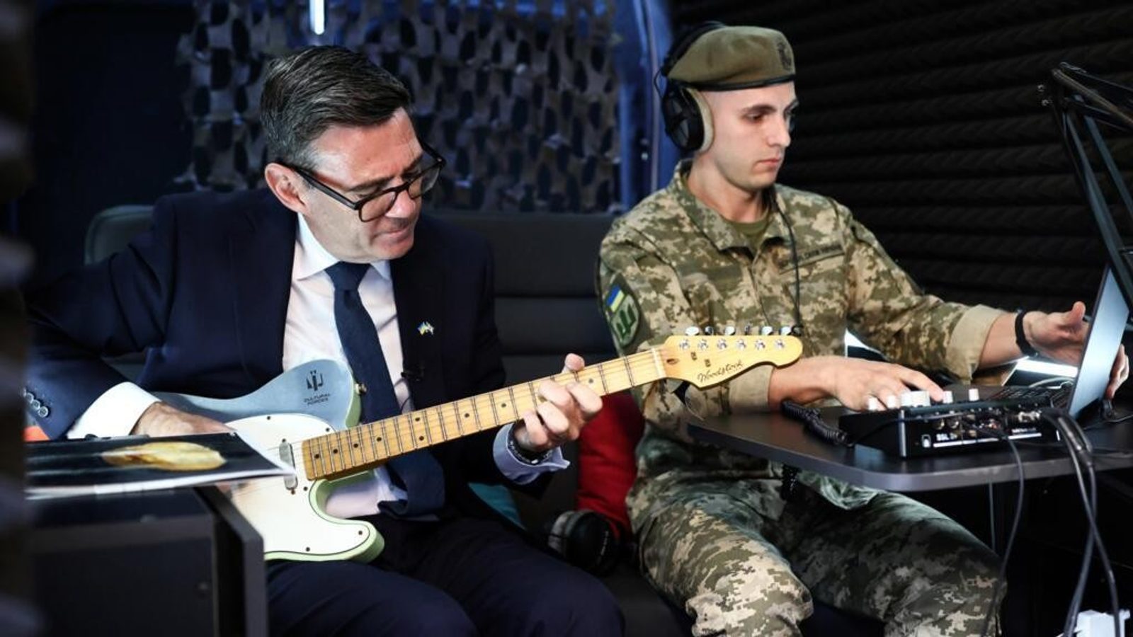 Британскиот премиер Енди Барнам свиреше на гитара во Киев за Денот на независноста
