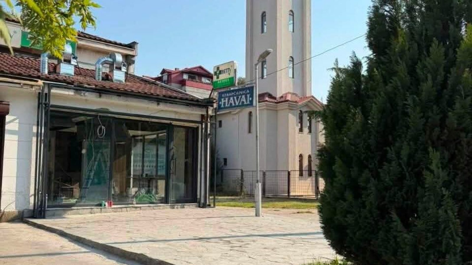 Бутел: Градоначалникот најави инспекција по исечена бандера — сопственикот сам ја запрел изградбата