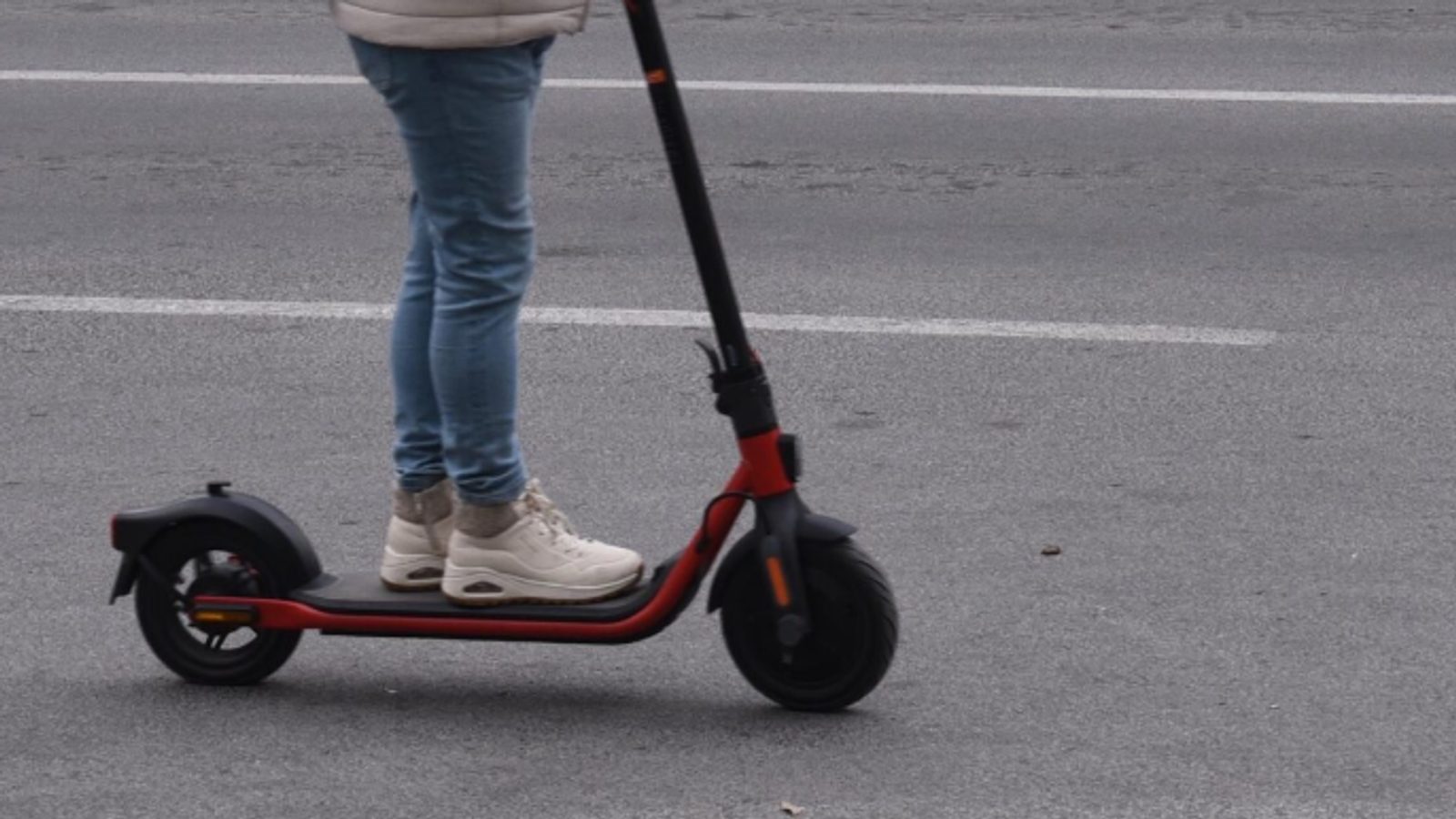 Црна Гора ја заострува сообраќајната регулатива: забрана за ноќно возење до 21 година и нови правила за е‑тротинети
