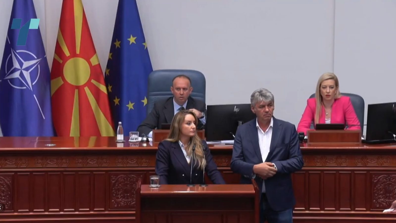 Даути одби да ја напушти говорницата, службите ѝ го исклучија тонот