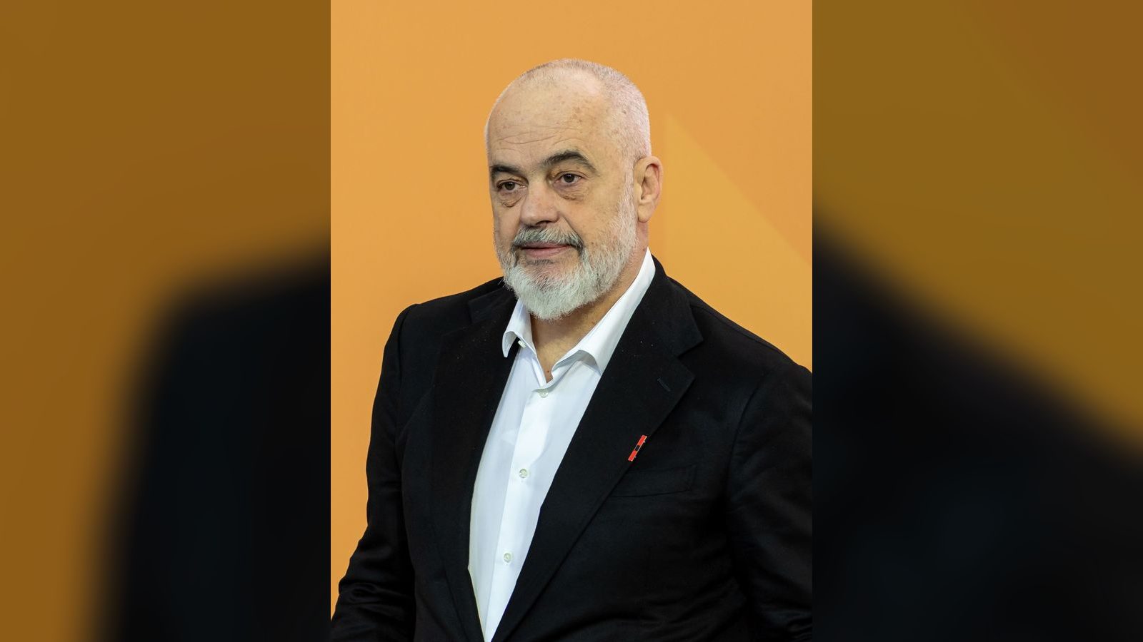 Демонстранти во Њујорк фрлаа јајца кон Еди Рама; тој порача „Нема да ме запрат“