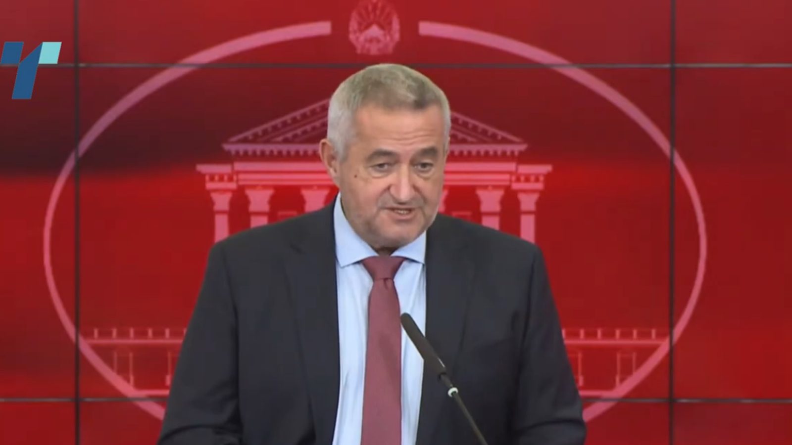 Mjeku Darko Vasilevski nis grevë urie para Dekanatit të Fakultetit të Mjekësisë