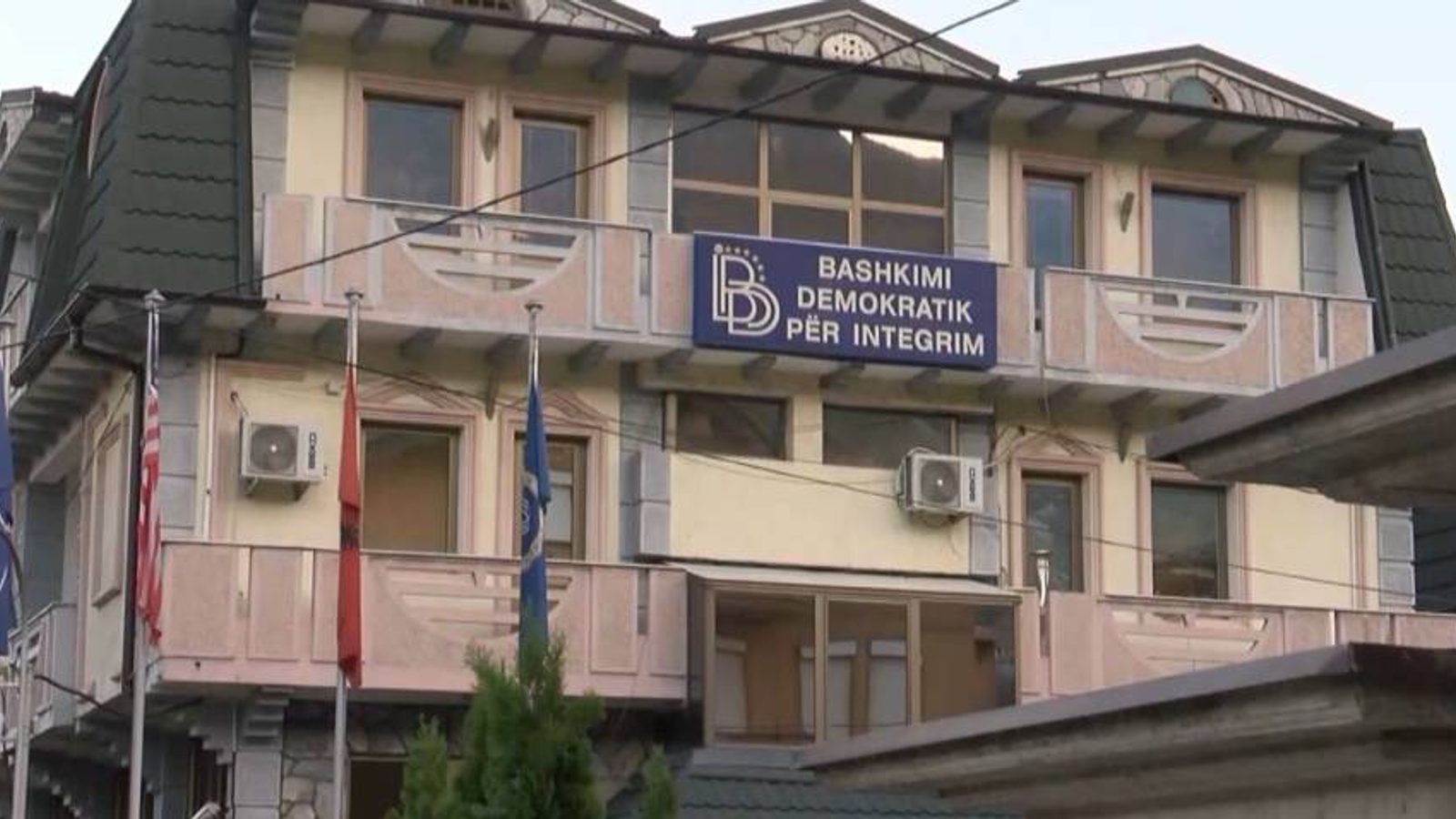 ДУИ: Министерството за одбрана ја претстави Армијата како „Македонска армија“ на Денот на Армијата