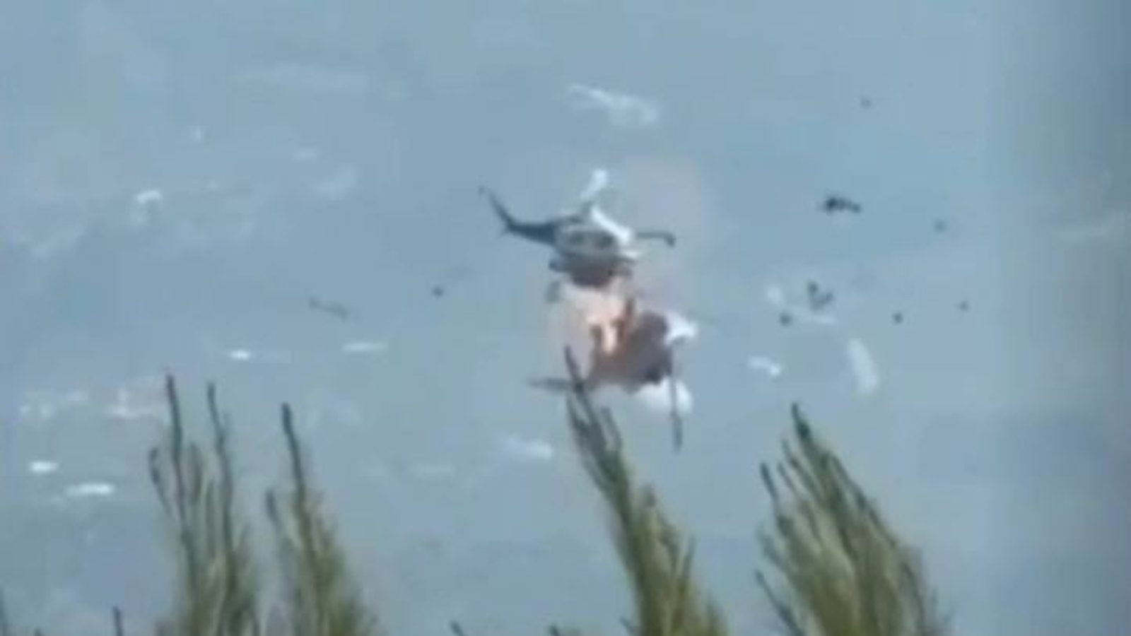 Двајца загинаа во судирот на два хеликоптера што гаснеа пожар во Атика