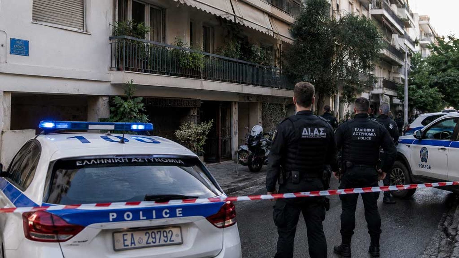 Двојно убиство–самоубиство во Неа Смирни: 45-годишна жена застрелана пред станот на нејзината ќерка
