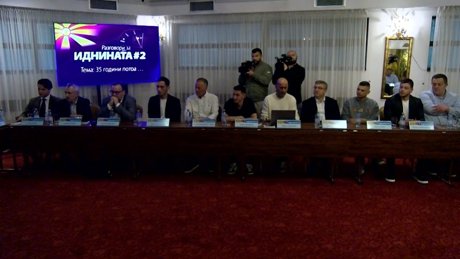 Филипче удира по платформата 12 и 05, тие враќаат: „Манипулации!“
