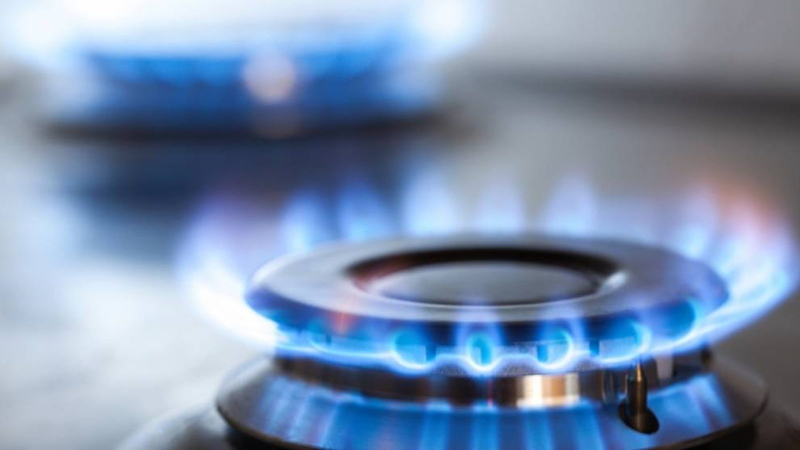Isaias halts Gulf output, pushing European gas prices up