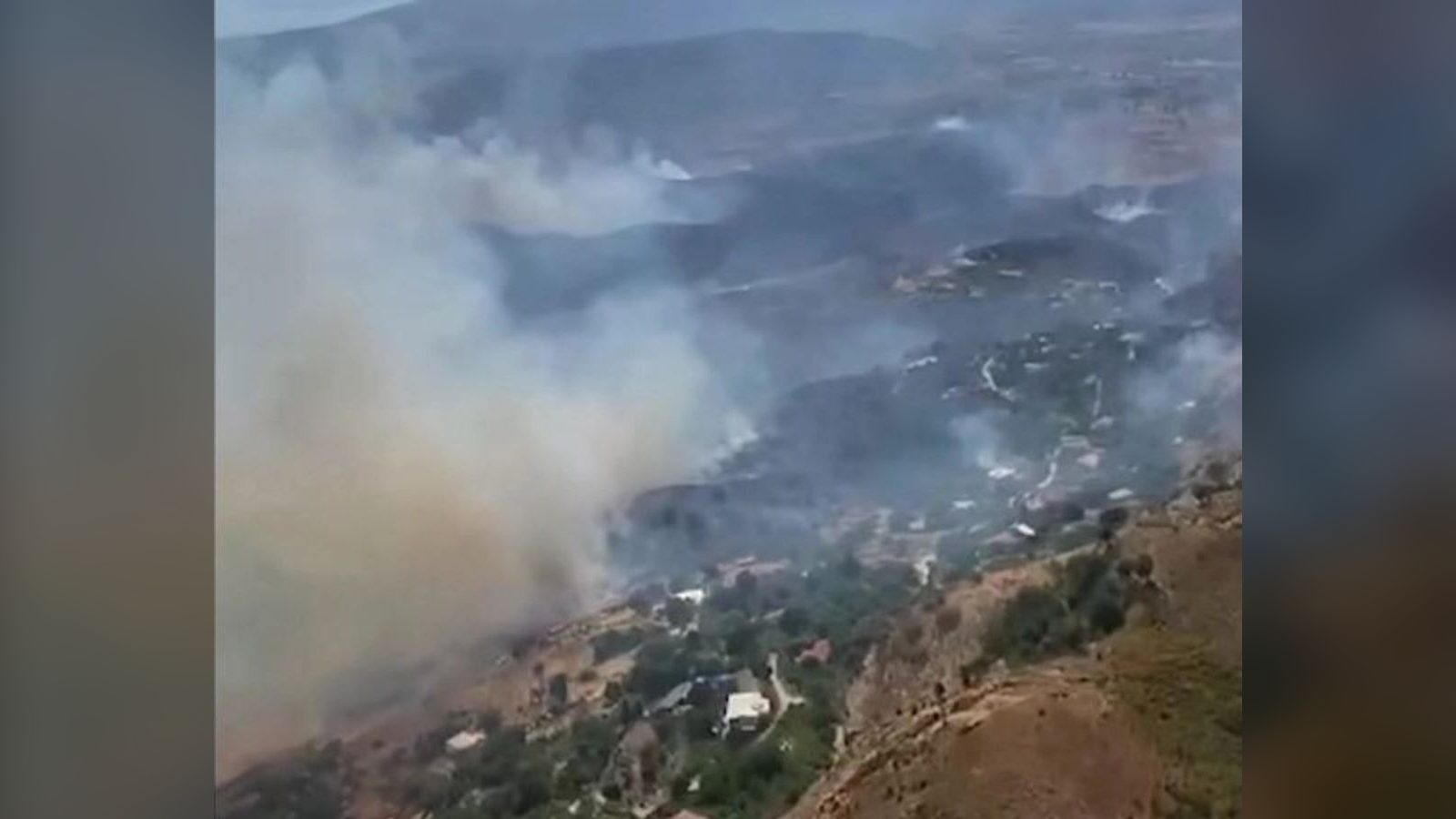 Голем пожар беснее во јужна Албанија, закана кај Делвина и Финиќ