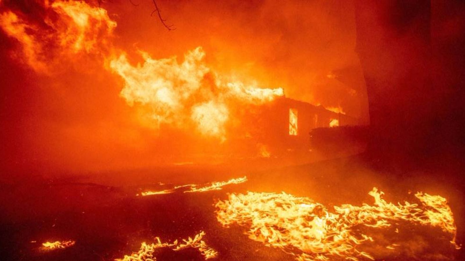 Large wildfires in Southern California: 16,000 evacuated, 4,600 homes threatened