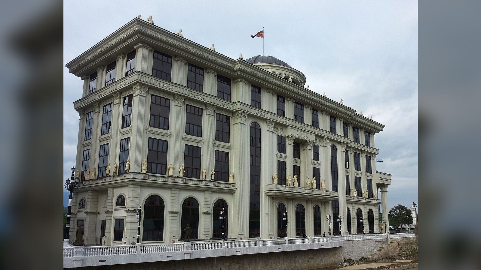 Груби понуди три стана како гаранција за да му биде вратен пасошот