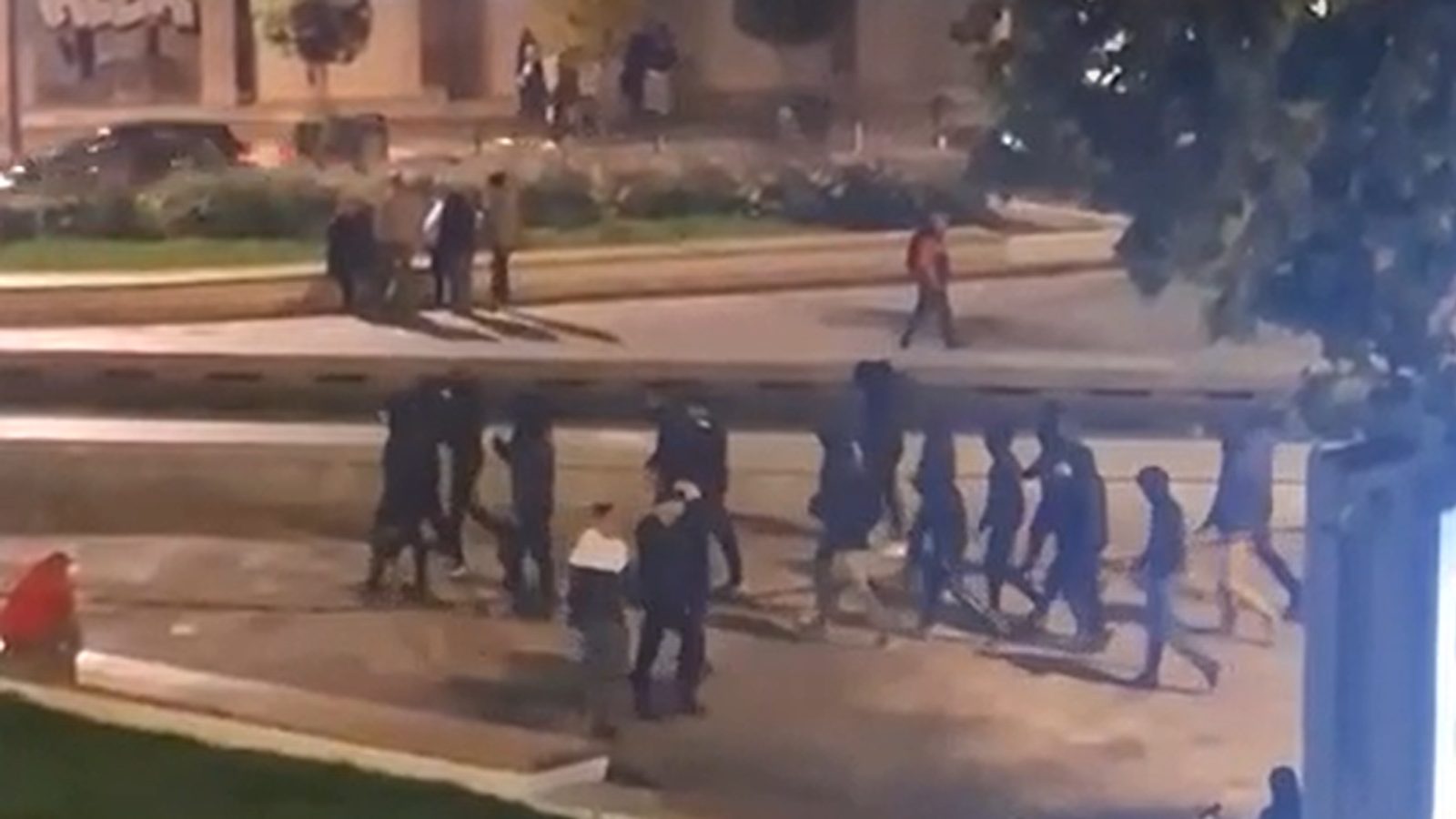 Групи со качулки се собираат во Пионирскиот парк во Белград