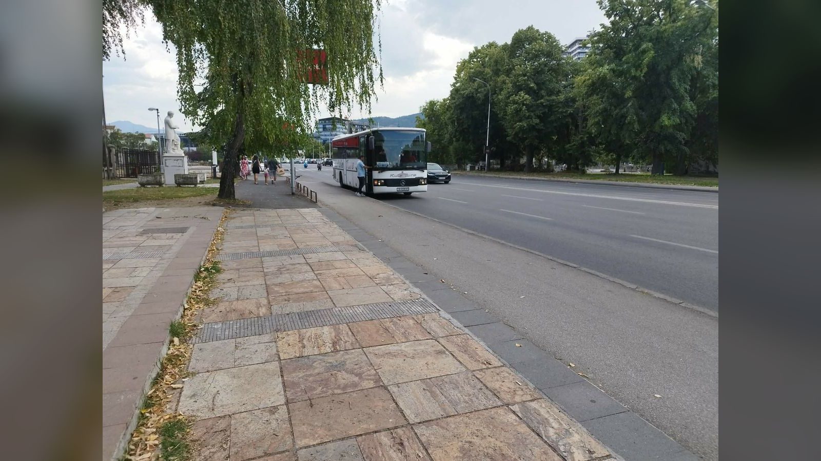 Хаос со меѓуградските автобуси низ Скопје: незаконски запирања, блокирани ленти и велосипедски патеки