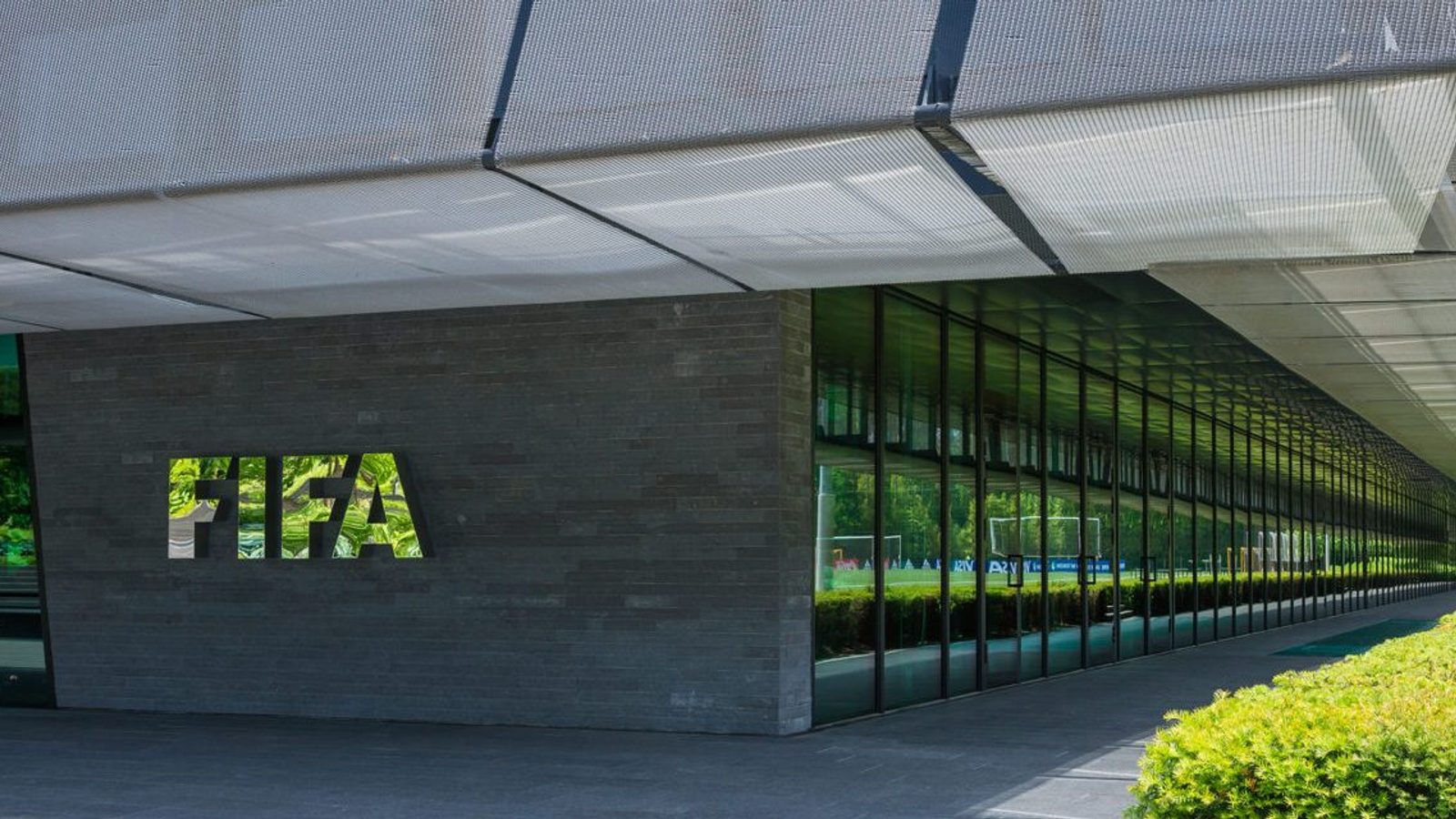 Холандија ја повлече довербата од Џани Инфантино и предлага самит во Амстердам