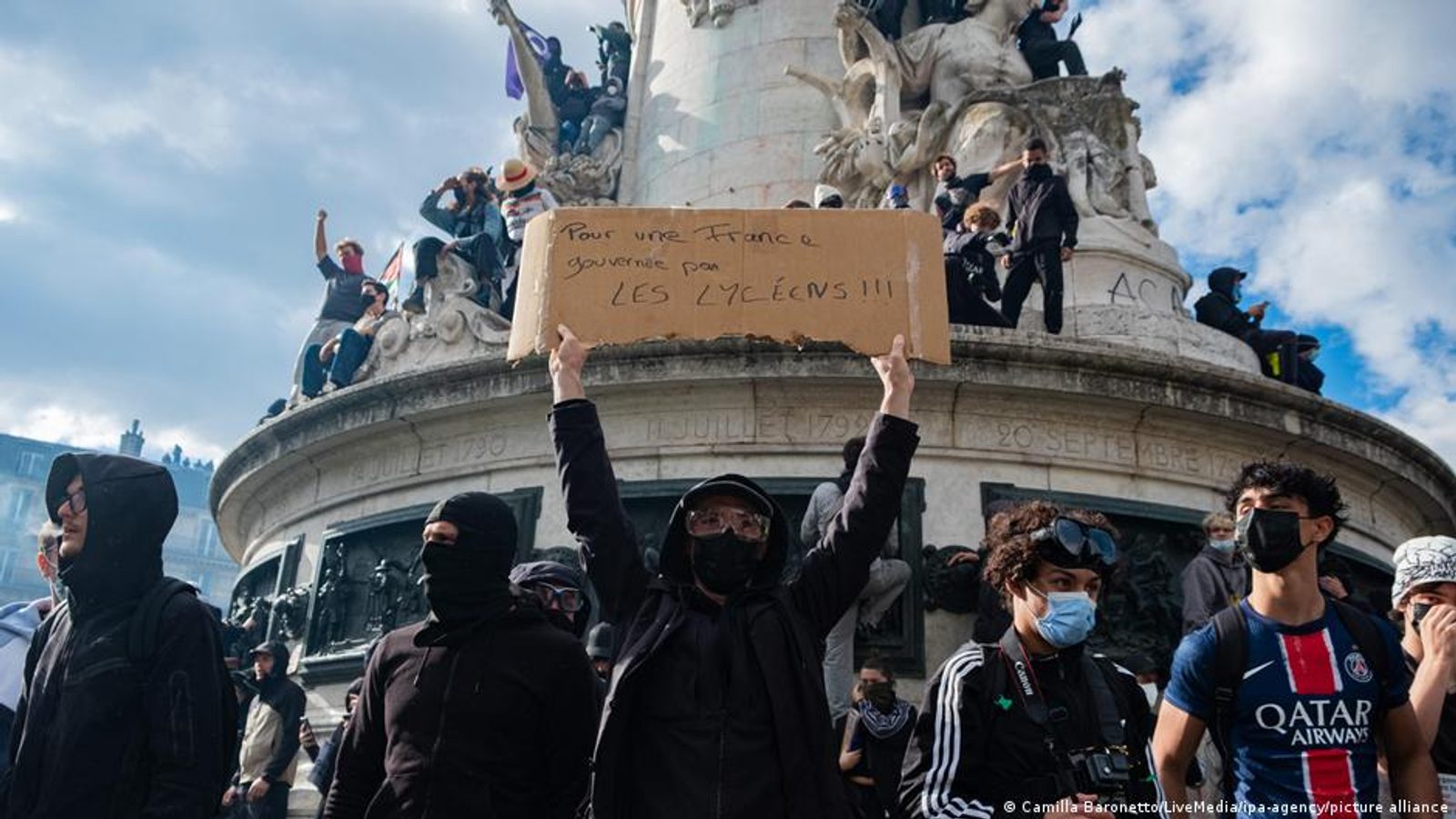 Илјадници во Европа протестираат против скап живот, домување и кратења во образованието