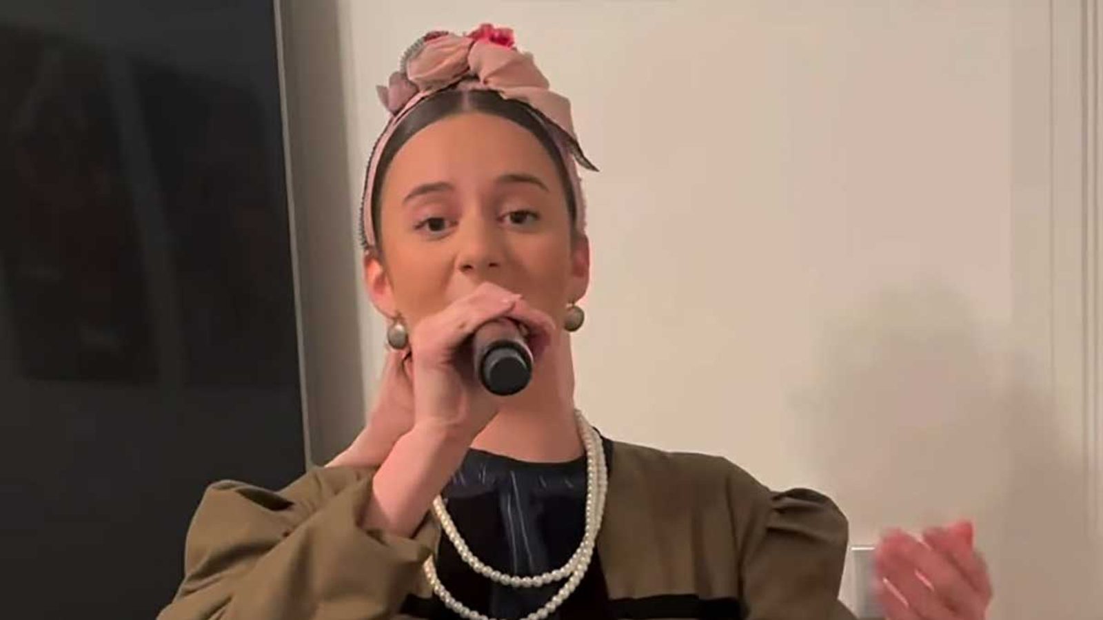 Kajla Kominovska in Melbourne greets Macedonians for September 8 with traditional song