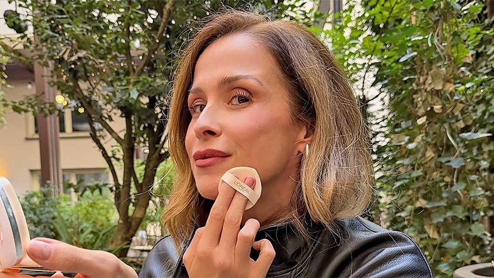 Karolina Gocheva's autumn look: oversized leather jacket and black jeans