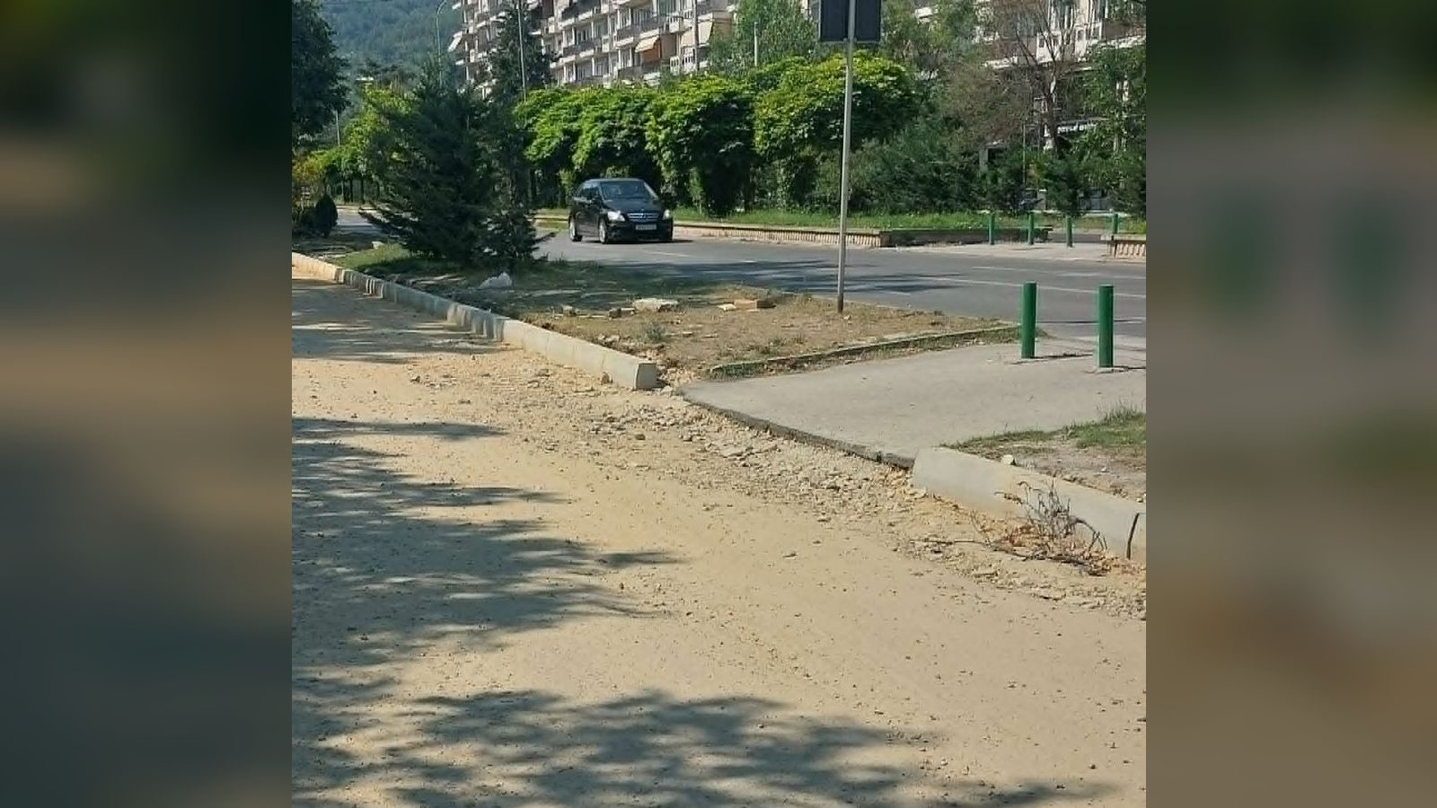 Карпошани се жалат: Улицата „Атинска“ ја раскопаа и оставија, се наголтавме прашина!