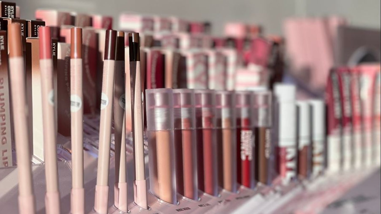 Крај на „напумпаните" усни: зошто lip booster-ите ги заменуваат филерите