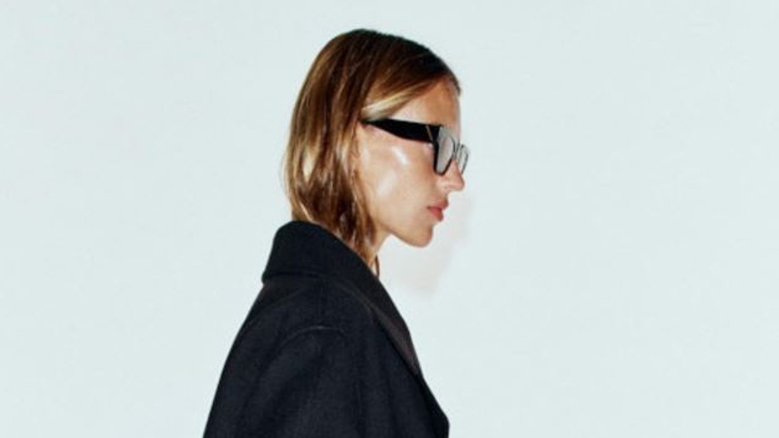 Кратко дворедно палто од Zara со златни копчиња