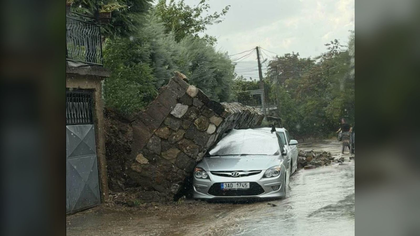 Shira i shkurtër përmbyti parkingun nëntokësor në Strumicë; mur përmbajtës u rrëzua dhe dëmtuan automjetet