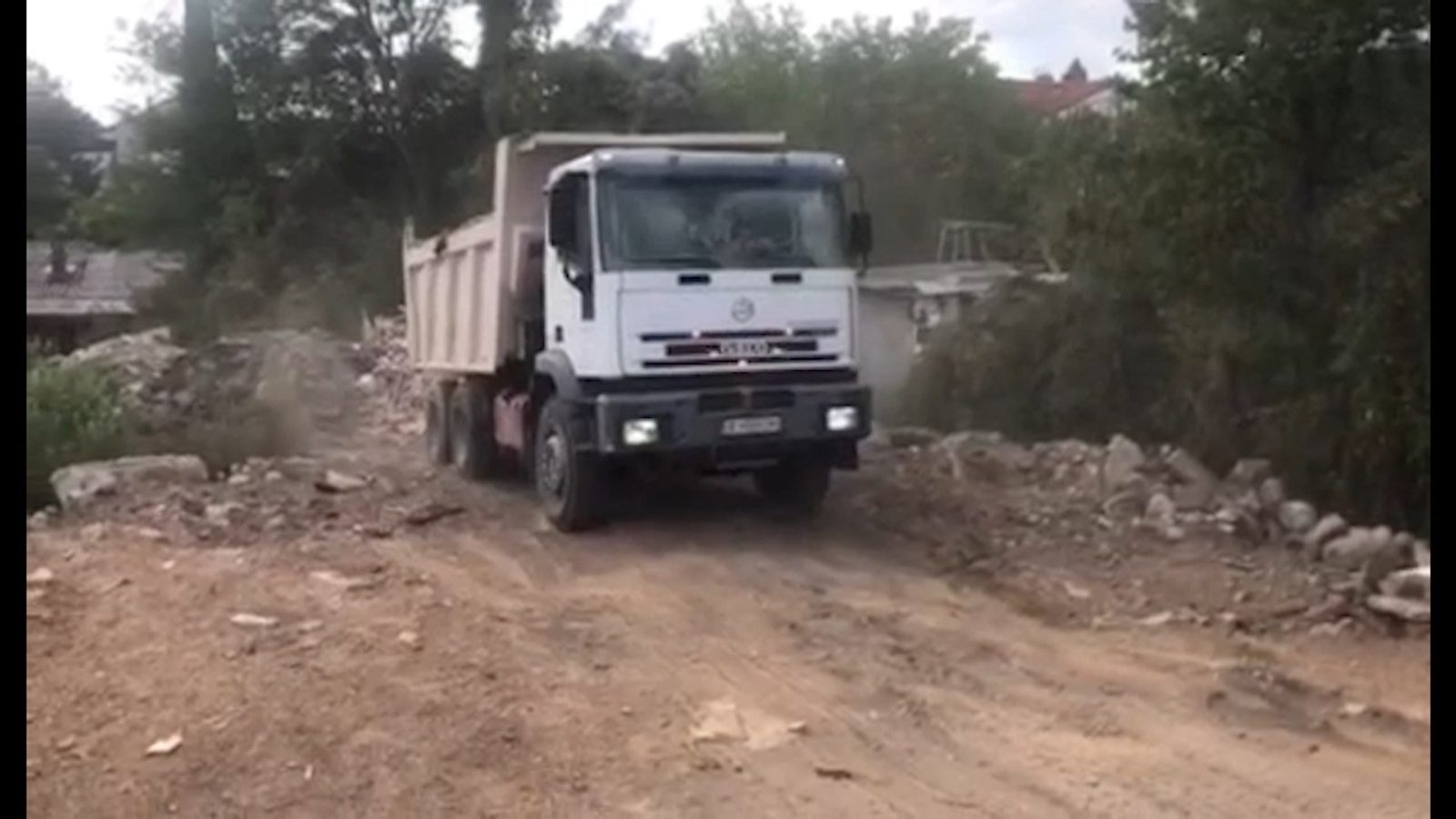 Купишта отпад зад куќите на ул. „Јужноморавски бригади“ во Ченто, жители бараат интервенција