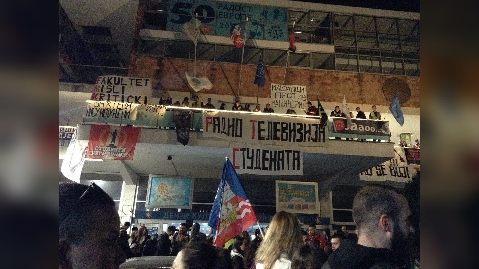 Лажни дојави за бомби ја евакуираа РТС; Дневникот емитуван со задоцнување