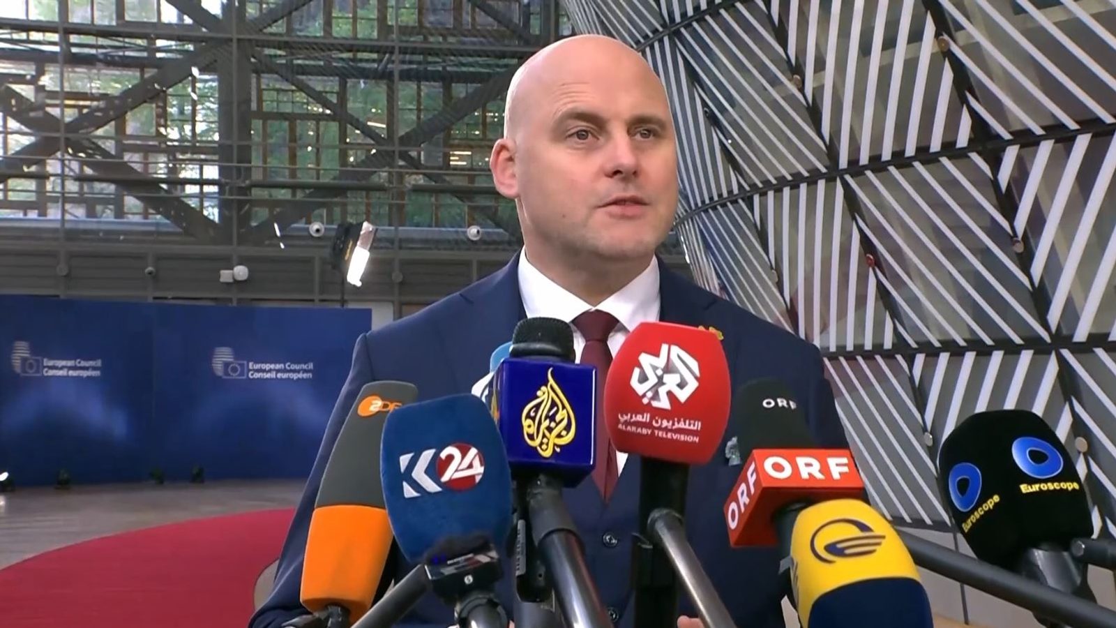 Летонскиот премиер: Едно пиво помалку годишно од секој ЕУ граѓанин за помош на Украина