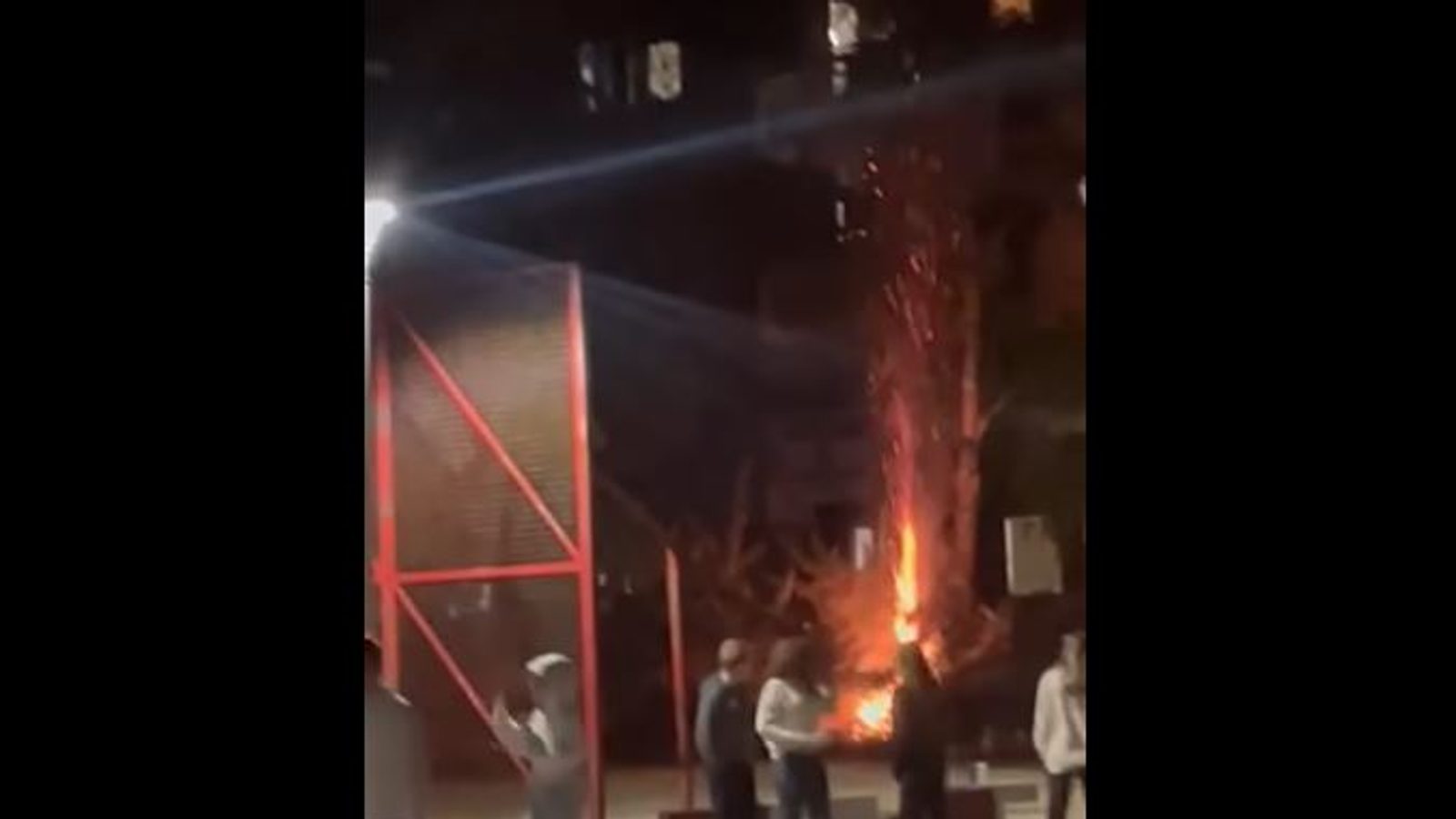 Малолетници играјќи си со петарди предизвикаа пожар во паркот Капиштец