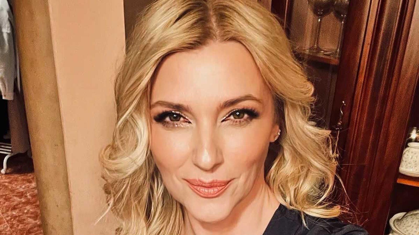 Марија Панчева објави фотографија покрај базенот од семејната вила на Водно