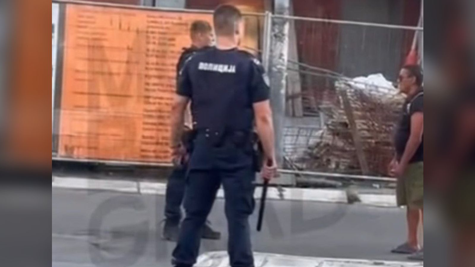 Маж во Белград нападнал автобуси со гранка, уапсен по интервенцијата на петмина полицајци