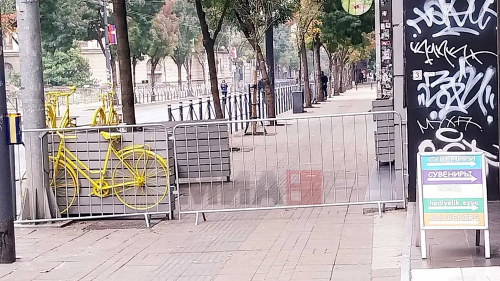 Метални огради околу РИК и Претседателството во Белград, засилено полициско обезбедување