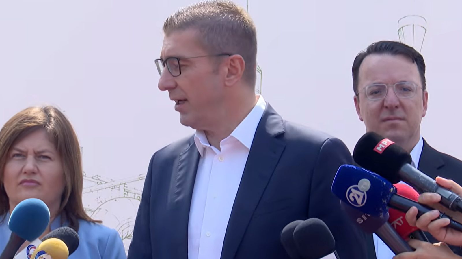 Мицкоски: Граѓаните ги плаќаат сметките додека поранешните функционери се возат на скапи јахти