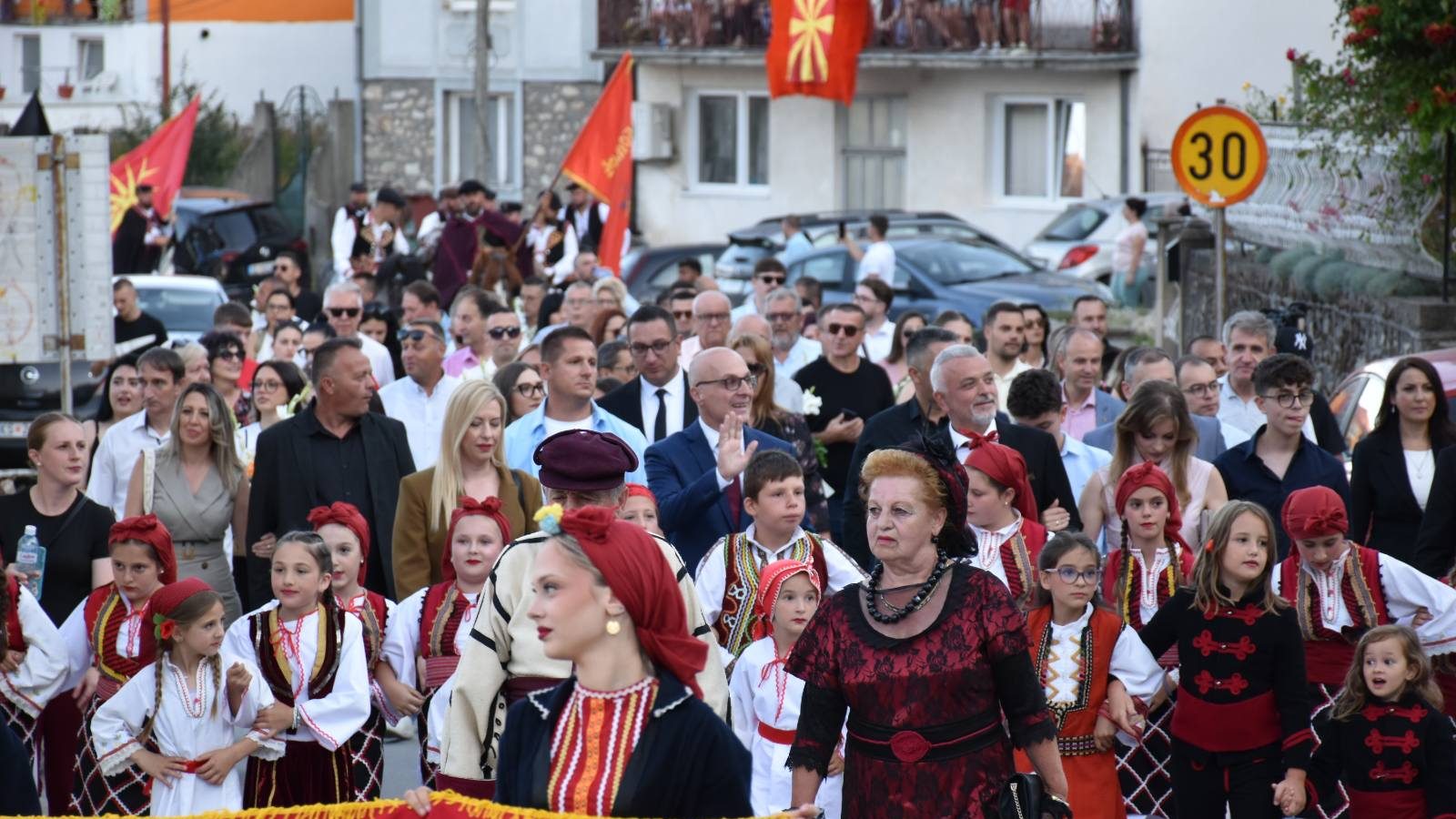 Милошоски ја пречека коњаницата пред Столбот на Крушевската Република