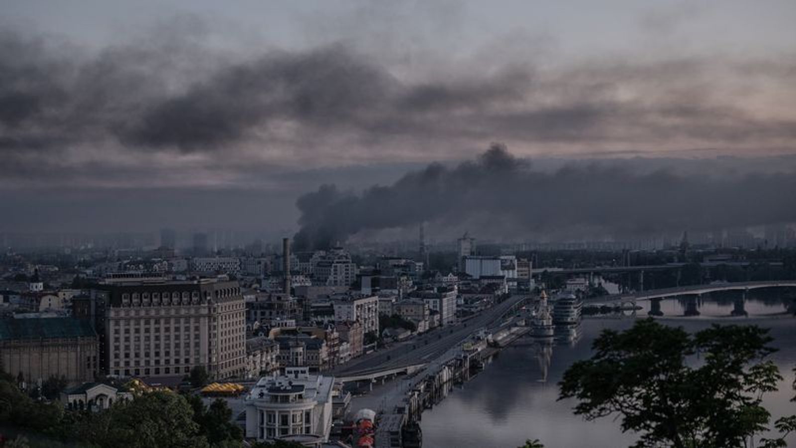Најмалку 12 загинаа во руски ракетни напади во Киев; Украина со недостиг на системи за противвоздушна одбрана