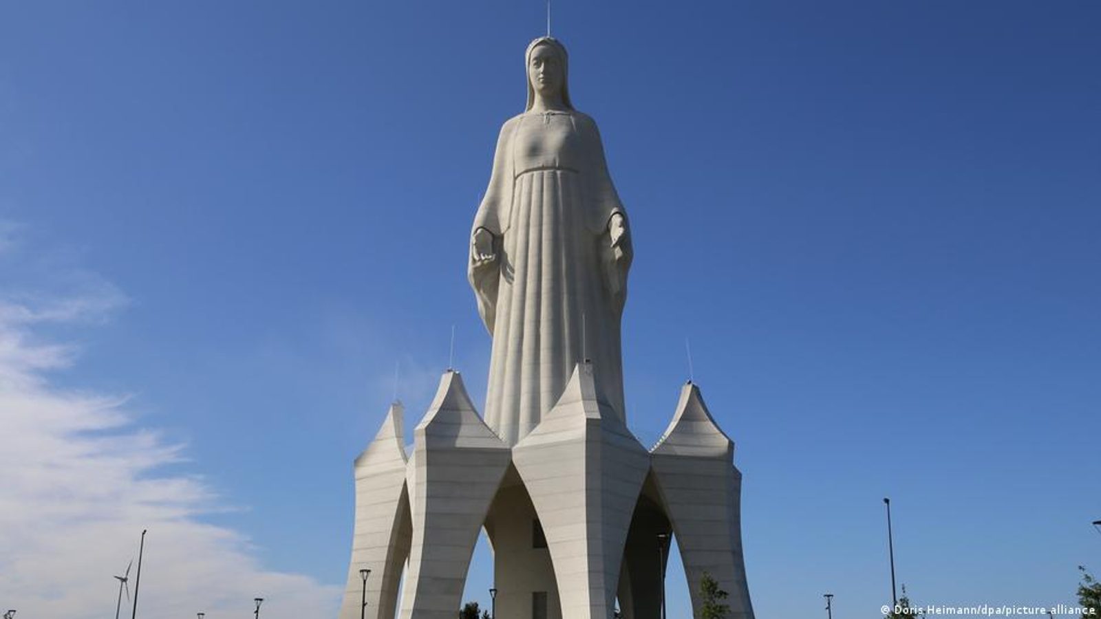 Највисока статуа на Богородица во Европа никна во Полска