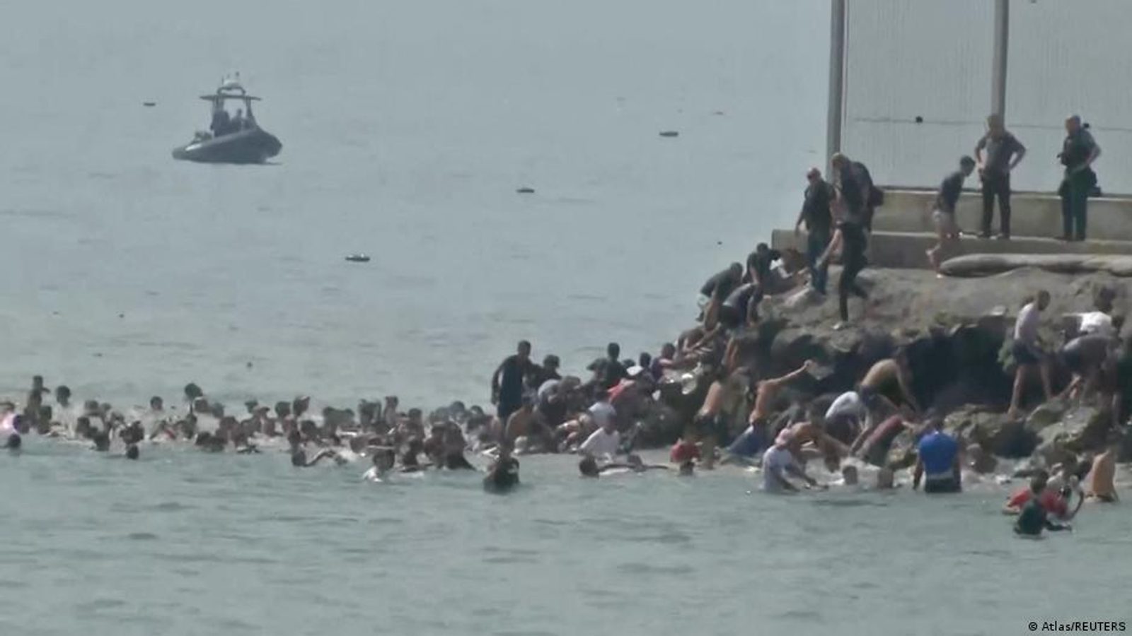 Наплив мигранти во Сеута: Шпанија праќа војници