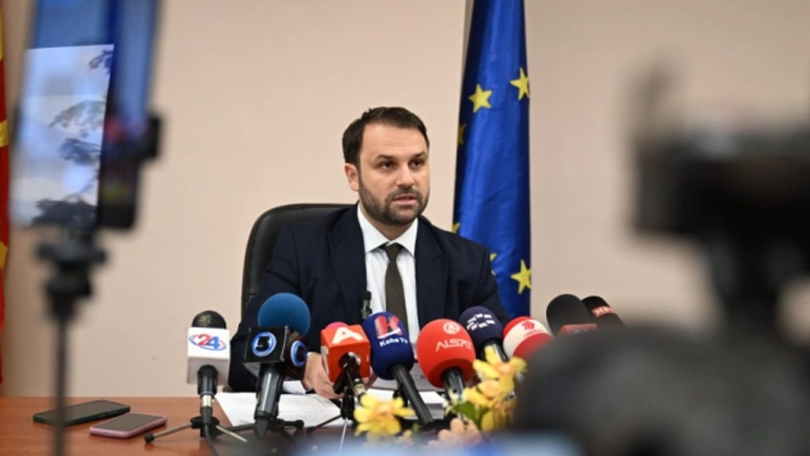Не треба да се кратат веќе стекнатите права на работниците, вели Дурмиши