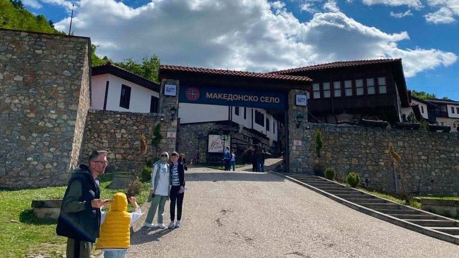 Нема јавен превоз до Македонско село; единственото брендирано комбе постојано се расипува