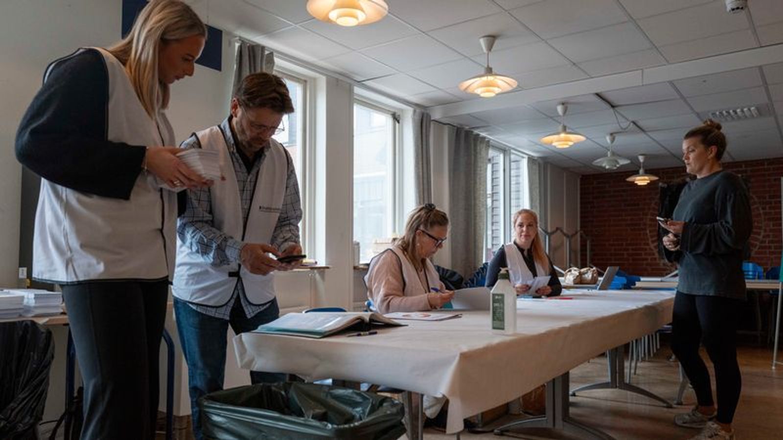 Никој не прогласи победник по изборите во Шведска; левиот центар во благо водство