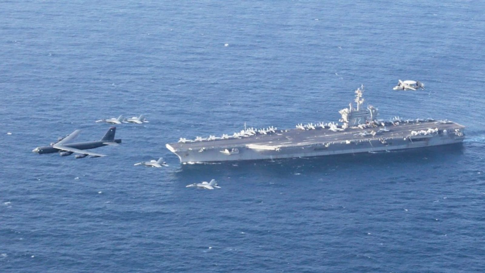 Носачот „Абрахам Линколн“ пристигна во Тајланд по 286 дена на море