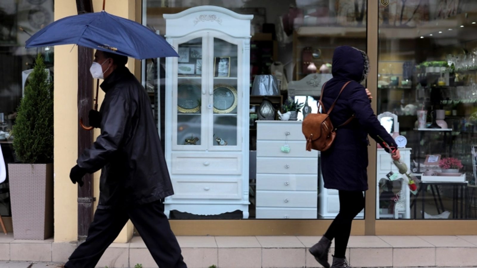 Cloudy and cooler: intermittent rain, locally over 30 l/m²