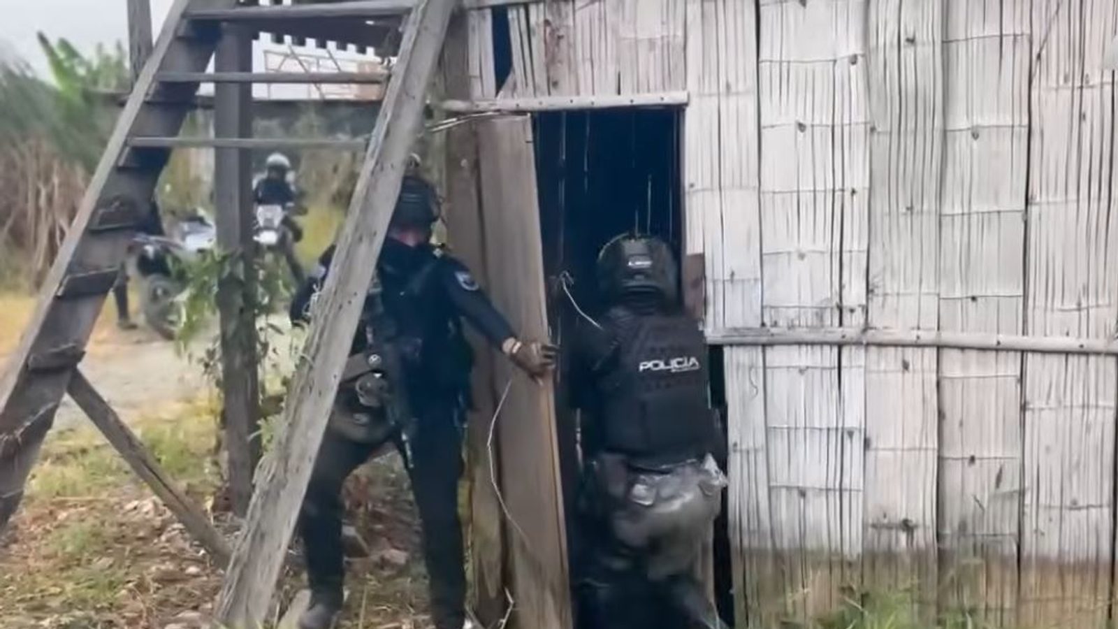 Осум распарчени тела пронајдени во јама крај нелегален рудник во Азуај, Еквадор